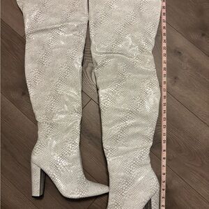 Elegant White Snakeskin Pattern Thigh High Boots
